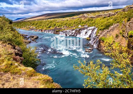 Chutes d'eau Hraunfossar en été, Islande. Banque D'Images