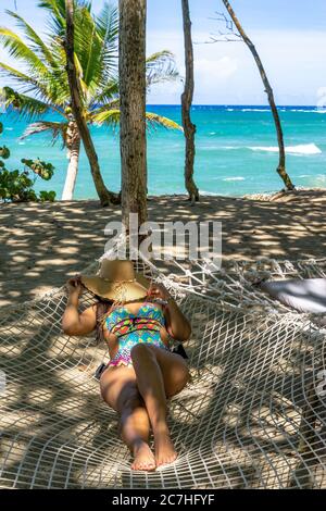 Amérique, Caraïbes, grandes Antilles, République dominicaine, Cabarete, femme se détendant dans un hamac au Natura Cabana Boutique Hotel & Spa Banque D'Images