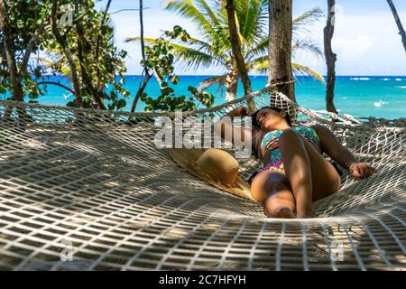 Amérique, Caraïbes, grandes Antilles, République dominicaine, Cabarete, femme se détendant dans un hamac au Natura Cabana Boutique Hotel & Spa Banque D'Images