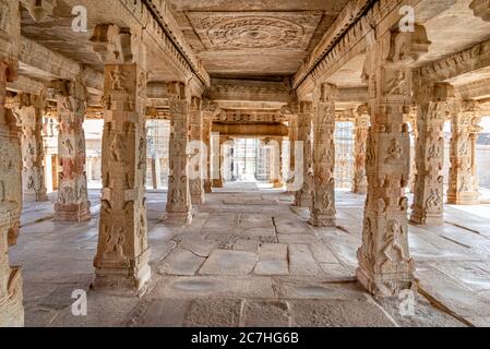 Vue à travers le portique dans le temple indien Banque D'Images