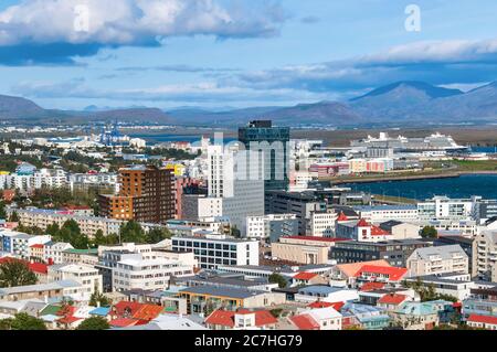 Reykjavik vue aérienne depuis Hallgrimskirkja lors d'un bel après-midi d'été, en Islande Banque D'Images