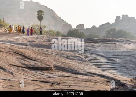 Groupe de personnes se tient sur des rochers en face de montagne en jaccule Banque D'Images