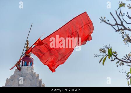 Fanions et drapeaux d'Orangefarbene avec branches torsadées au temple du singe. Banque D'Images