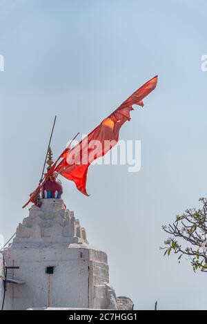 Fanions et drapeaux d'Orangefarbene avec branches torsadées au temple du singe. Banque D'Images