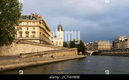 Sur la Seine dans le ciel nuageux de Paris Banque D'Images
