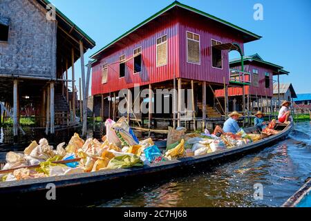 Maisons flottantes en bois sur le lac Inle à Shan, Myanmar, vue du bateau. Banque D'Images