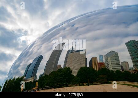 Chicago USA - août 28 2015 ; la ville se reflète dans le Cloud Gate, sculpture dans le Millennium Park de Chicago, Illinois, États-Unis. Cloud Gate est un public Banque D'Images