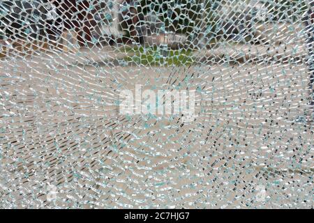 Gros plan d'un panneau de verre cassé / panneau de verre avec de nombreuses fissures. Banque D'Images
