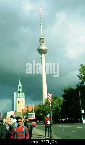 Une vue sur la rue de Berlin, en Allemagne, avec l'église Sainte Marie (Marienkirche) et le Fernsehturm, Berlin (Berlin Television Tower) en arrière-plan. Banque D'Images