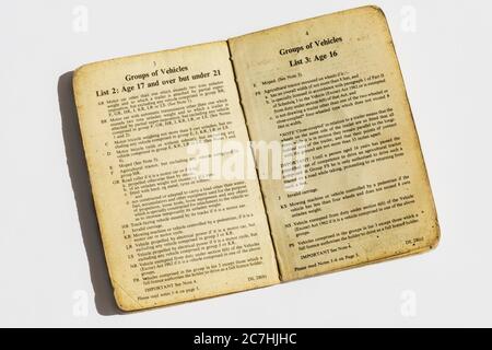 Pages intérieures du permis de conduire de véhicule privé avant 1973 au Royaume-Uni montrant des groupes de véhicules. Banque D'Images