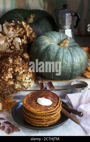 Crêpes à la citrouille avec crème et de la confiture sur un fond d'automne de la vie encore. Banque D'Images