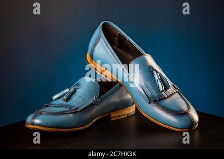 chaussures en cuir bleu classique pour hommes sur fond bleu Banque D'Images