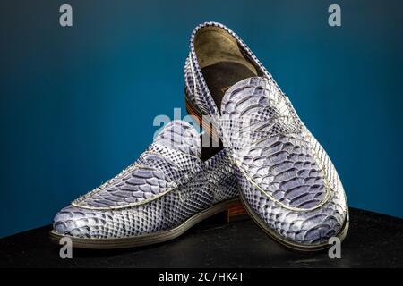 Chaussures de mocassin pour Homme Espadrilles sur fond bleu Banque D'Images