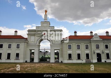 La porte d'entrée du palais et grand ensemble de la famille Sapieha - Palais Ruzhany, Biélorussie Banque D'Images