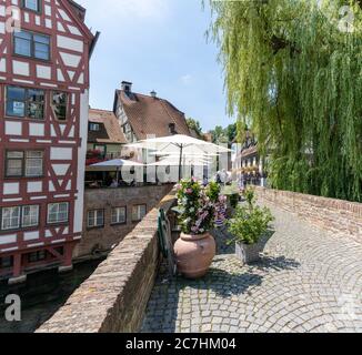 Ulm, BW / Allemagne - 14 juillet 2020 : vue sur le quartier historique des pêcheurs d'Ulm avec ses restaurants et ses canaux Banque D'Images