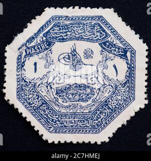 Timbre-poste octogonal de l'Empire ottoman - 1 timbre militaire turc du piastre émis en 1898 Banque D'Images