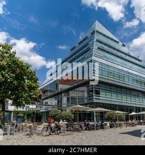 Ulm, BW / Allemagne - 14 juillet 2020 : la bibliothèque municipale de la ville d'Ulm avec un café de rue en premier plan Banque D'Images