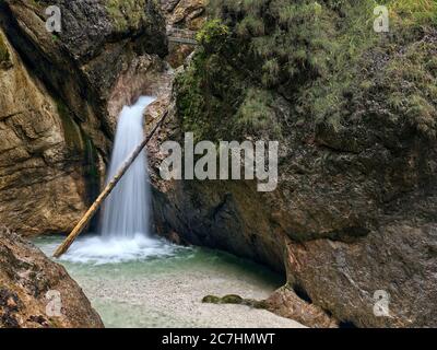 Rochers, parois rocheuses, cascade, eau, ruisseau, gorge Banque D'Images