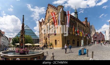 Ulm, BW / Allemagne - 14 juillet 2020 : vue sur la place de la ville dans la ville historique d'Ulm avec des gens qui profitent d'une journée à l'extérieur Banque D'Images