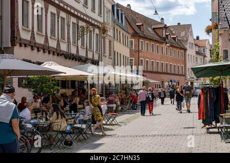 Ulm, BW / Allemagne - 14 juillet 2020 : restaurants et bars animés dans le centre historique d'Ulm en été Banque D'Images