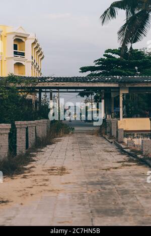 Photo verticale de maisons et de bâtiments sur une rue capturée En Thaïlande Banque D'Images
