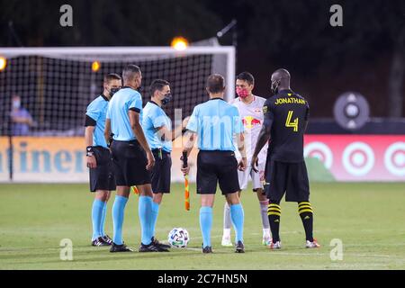 Orlando, Floride, États-Unis. 16 juillet 2020. 16 juillet 2020 : les officiels du match rencontrent les joueurs avant le début du match lors du tournoi MLS is Back Columbus Crew SC vs New York Red Bulls Match au complexe sportif ESPN Wide World of Sports à Orlando, FL, le 16 juillet 2020. Crédit : Cory Knowlton/ZUMA Wire/Alay Live News Banque D'Images