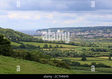 Vue sur la rivière Ax et Seaton depuis le fort de l'âge de fer de Musbury Castle, Devon, Angleterre, Grande-Bretagne, Royaume-Uni, Royaume-Uni, Europe Banque D'Images