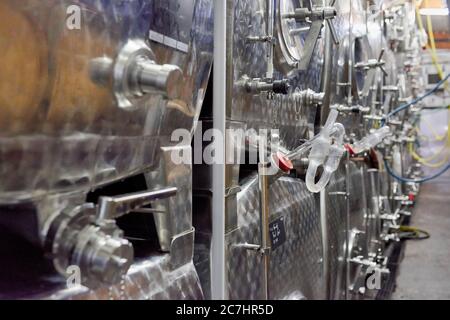 Cuves de purée en acier inoxydable dans la cave de fermentation avec tube de fermentation et tuyaux Banque D'Images