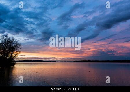 Surcrépuscule sur le lac Chiemsee avec des nuages spectaculaires Banque D'Images