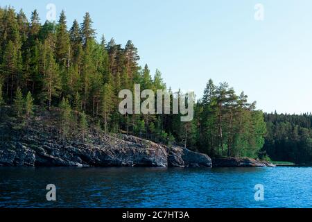 Lac Ladoga avec remblai de pierre à Sortavala Banque D'Images