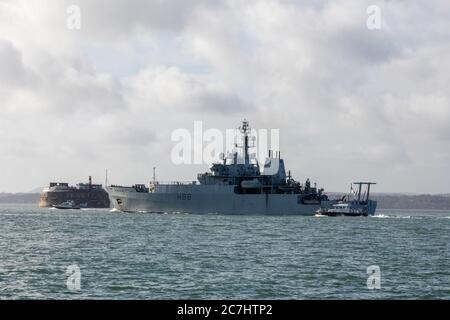 HMS Enterprise quittant Portsmouth Harbour Banque D'Images