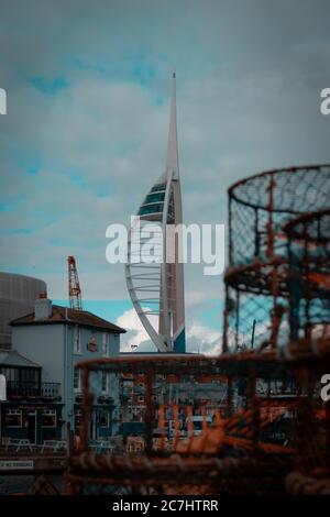 La tour spinnaker de Portsmouth encadrée par des pots de pêche de Quai de carrossage dans l'ancien Portsmouth Banque D'Images