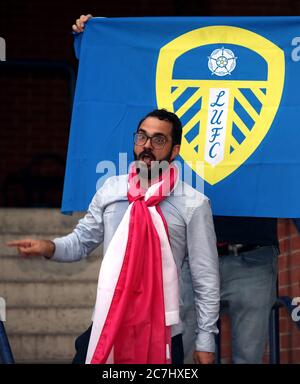 Victor Orta, directeur du football de Leeds United, célèbre avec des fans devant Elland Road après que Huddersfield Town a battu West Bromwich Albion pour sceller leur promotion à la Premier League. Banque D'Images