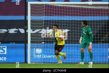 Troy Deeney (à gauche) de Watford célèbre le premier but de son côté du match lors du match de la Premier League au stade de Londres. Banque D'Images