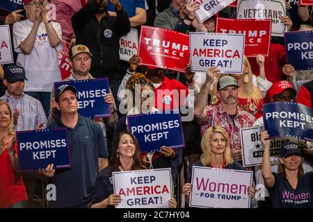 Les partisans du président Trump font preuve de diversité lors du rassemblement au Bojangle's Coliseum Banque D'Images