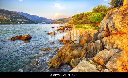 Panorama de l'impressionnant pont Franjo Tudjman au coucher du soleil et sur la rive rocheuse de Dubrovnik. Lieu: Dubrovnik, Dalmatie, Croatie, Europe Banque D'Images