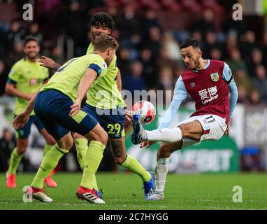 22 février 2020, Turf Moor, Burnley, Angleterre; Premier League, Burnley / Bournemouth : Dwight McNeil (11) de Burnley contrôle la balle regardée par Simon Francis (2) de Bournemouth Banque D'Images