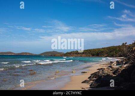 Une grande photo de la plage de Zoni, qui surplombe la mer des Caraïbes depuis un endroit ombragé dans le sable, à Culebra, Porto Rico Banque D'Images