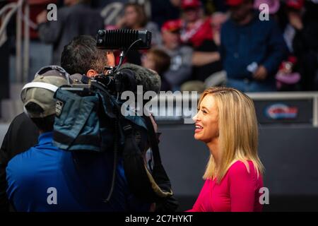 Kayleigh McEnany, secrétaire de presse nationale de campagne, donne une interview sur le sol du Coliseum de Bojangle Banque D'Images