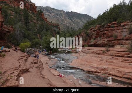 Le parc national de Slide Rock est une destination populaire pour se rafraîchir en été avec une glissade d'eau naturelle à Sedona, Arizona. Banque D'Images