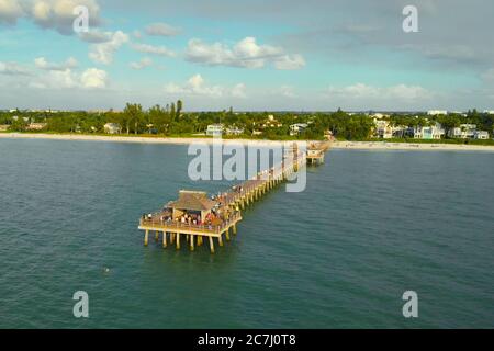 Photo de drone aérien de l'embarcadère de Naples Beach. Banque D'Images