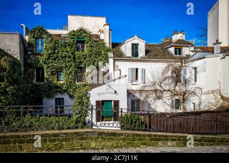 Paris, France, février 2020, vue sur la partie supérieure du bâtiment du restaurant "le Troubadour" au coeur du quartier de Montmartre Banque D'Images