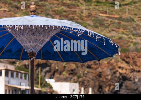 Sicile - impressions ensoleillés des îles éoliennes, également connues sous le nom d'îles éoliennes ou d'Isole Eolie : Lipari, Stromboli, Salina, Vulcano, Panarea, Filicudi et Alicudi. Hippie parasol, Filicudi. Banque D'Images