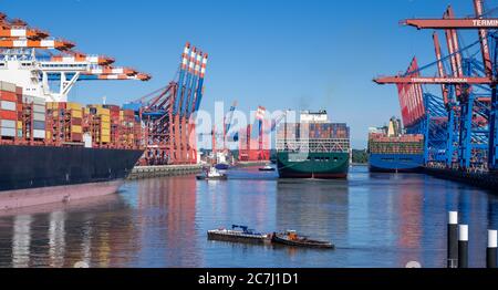 Trois navires à conteneurs dans le port de Hambourg, en Allemagne. Banque D'Images