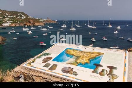 Sicile - impressions ensoleillés des îles éoliennes, également connues sous le nom d'îles éoliennes ou d'Isole Eolie : Lipari, Stromboli, Salina, Vulcano, Panarea, Filicudi et Alicudi. Panneau d'information pour Punta Milazzese, fondations de l'âge de bronze. Panarea. Banque D'Images