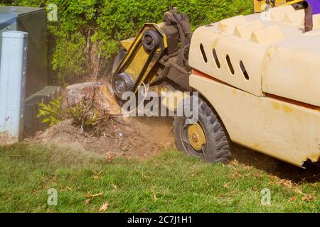 L'homme coupe une machine à meuler tombée en action dans des travaux dangereux. Banque D'Images