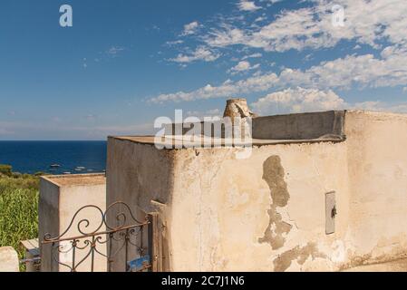 Sicile - impressions ensoleillés des îles éoliennes, également connues sous le nom d'îles éoliennes ou d'Isole Eolie : Lipari, Stromboli, Salina, Vulcano, Panarea, Filicudi et Alicudi. Façade de maisons à Panarea. Banque D'Images