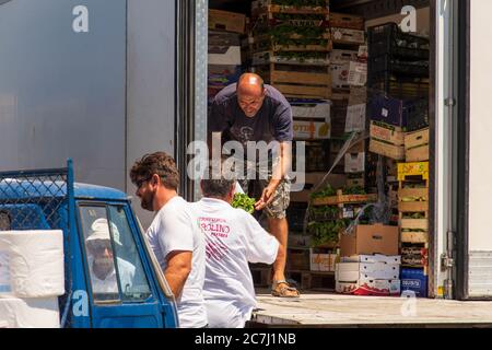 Sicile - impressions ensoleillés des îles éoliennes, également connues sous le nom d'îles éoliennes ou d'Isole Eolie : Lipari, Stromboli, Salina, Vulcano, Panarea, Filicudi et Alicudi. Un client qui se salue Banque D'Images