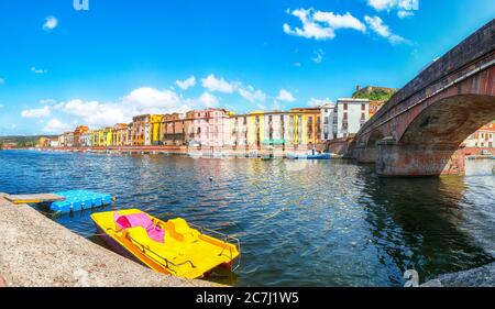 Paysage urbain étonnant de Bosa avec le pont Ponte Vecchio traversant la rivière Temo. Rive de la rivière avec maisons italiennes colorées typiques. Emplacement : Banque D'Images