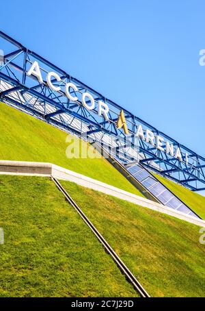 Le signe Accor Arena au-dessus des murs herbeux de l'arène et de la salle de concert anciennement Palais Omnisport de Paris-Bercy (POPB) à Paris Banque D'Images